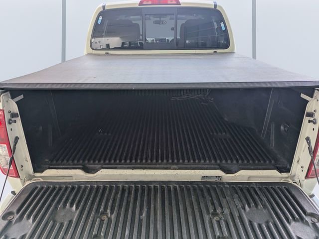 Used 2017 White Nissan Desert Runner image 12