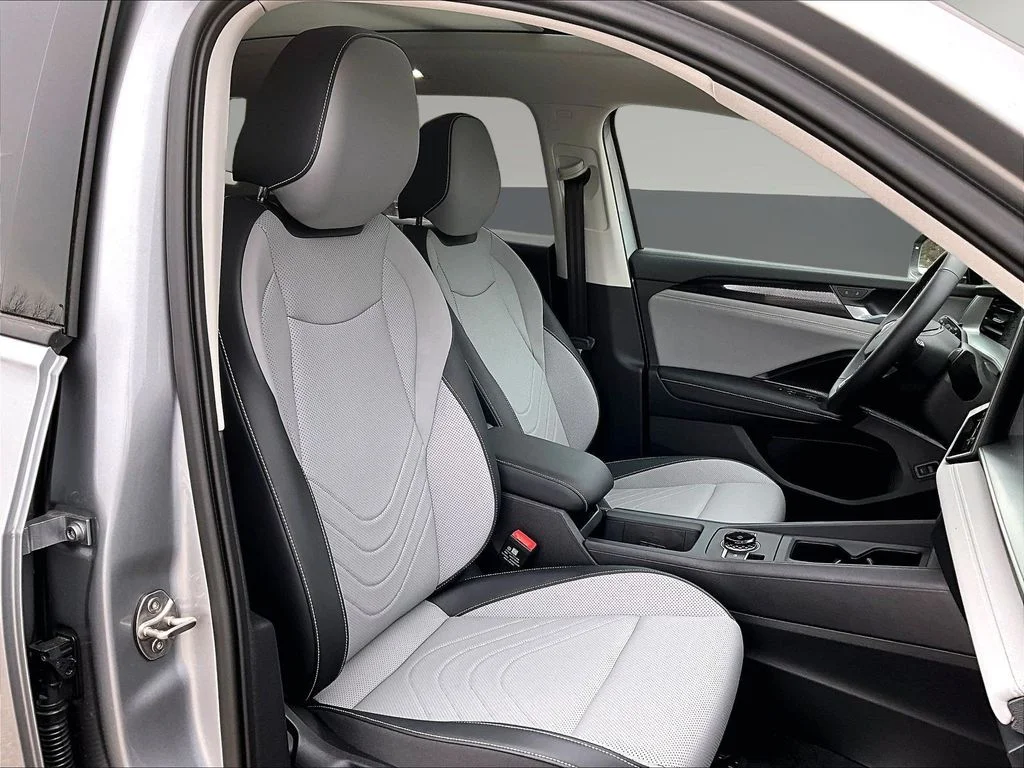 New 2026 Silver Volkswagen 2.0T SE image 11
