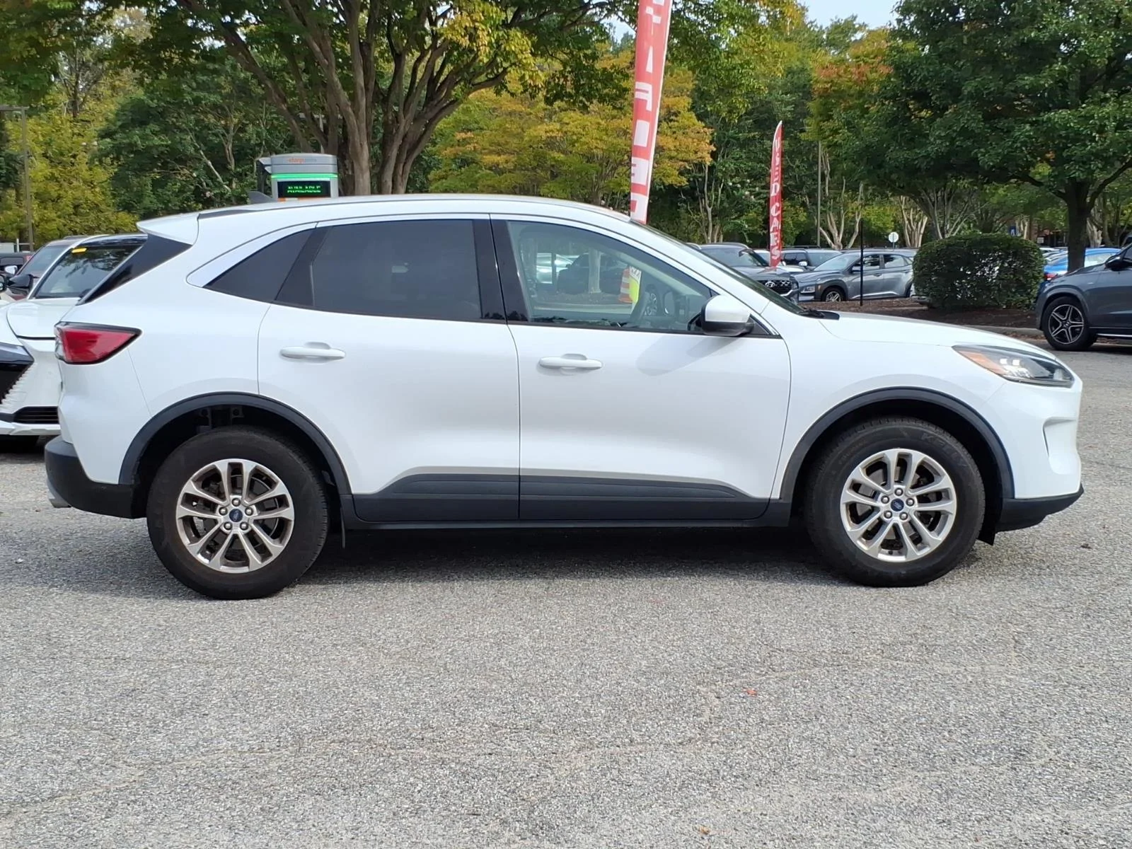 Used 2021 Oxford White Ford SE image 7