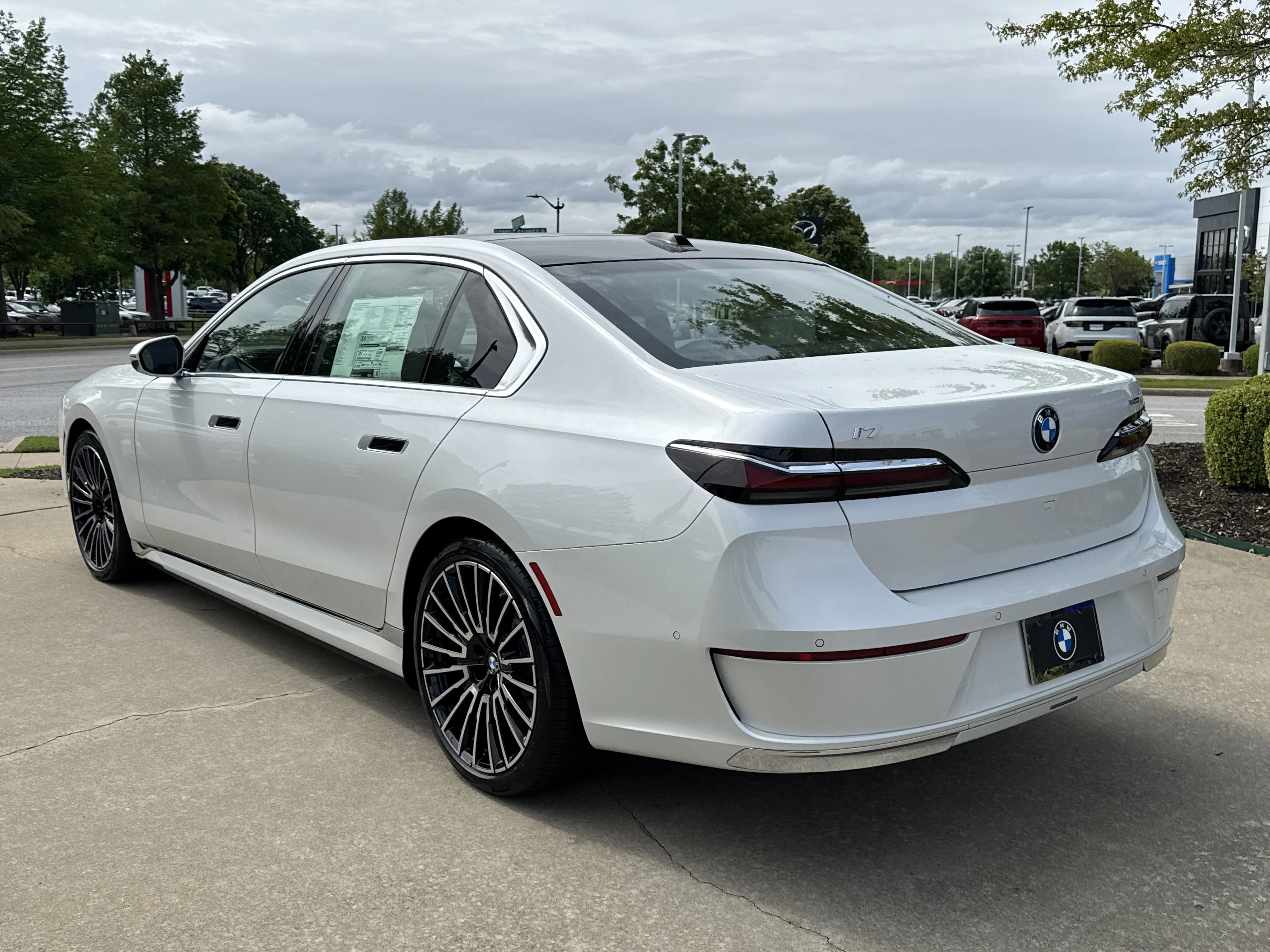 New 2026 MINERAL WHITE BMW xDrive60 image 3