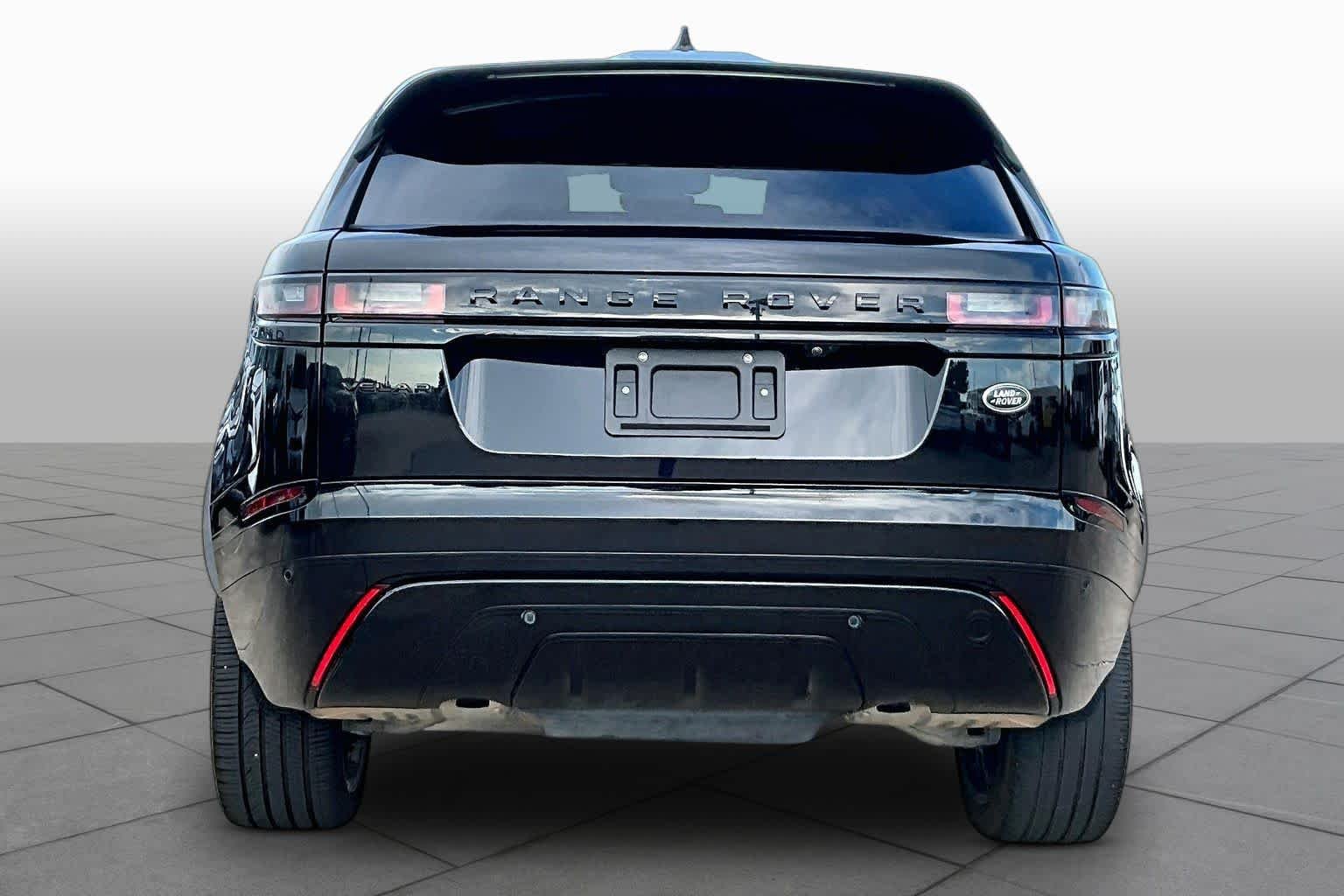 Used 2022 Santorini Black Metallic Land Rover R-Dynamic S image 5
