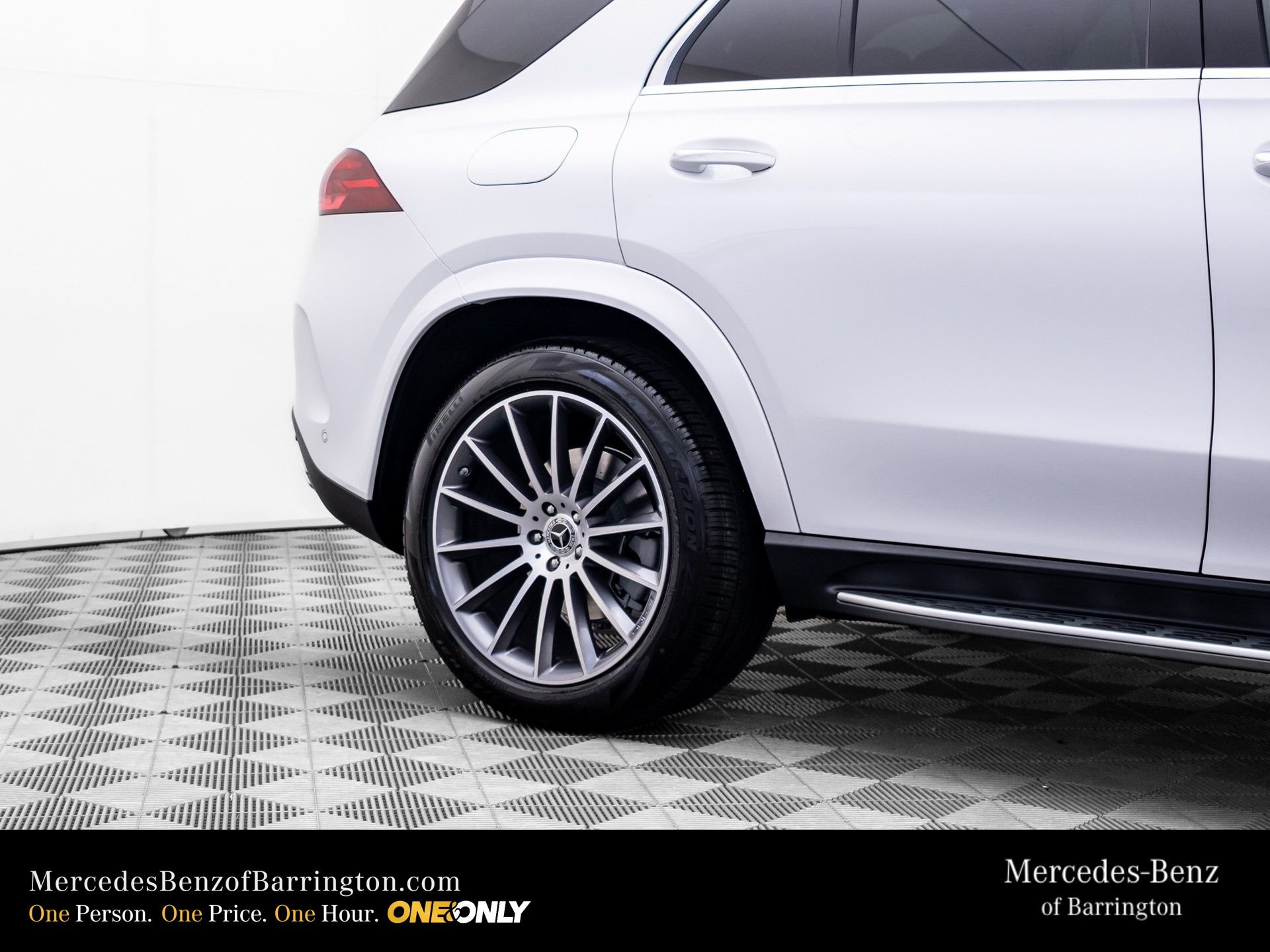 New 2026 MANUFAKTUR Moonlight White Metallic Mercedes-Benz GLE 350 image 37