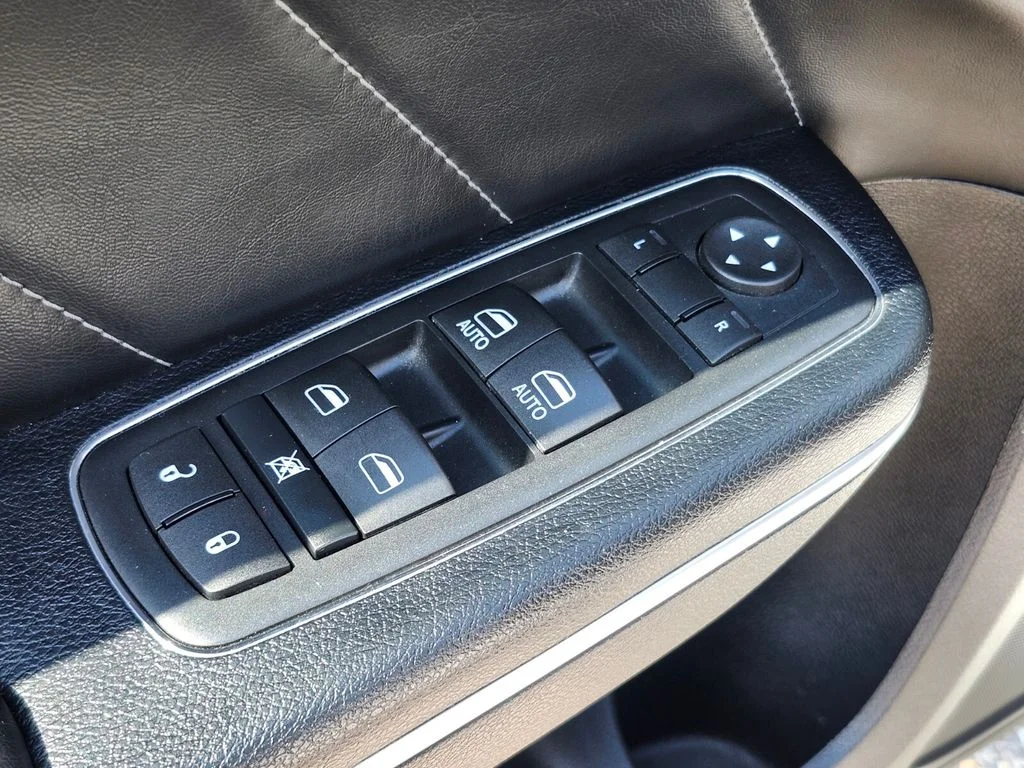 Used 2015 White Dodge R/T Scat Pack image 17