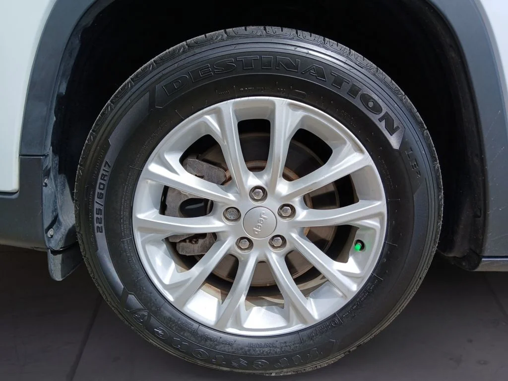 Used 2021 White Jeep Latitude image 9