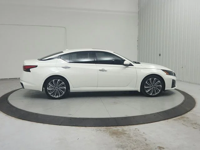 Used 2024 White Nissan 2.5 SL image 9