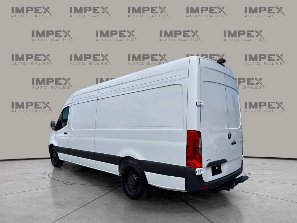 Used 2025 White Mercedes-Benz Cargo 170 WB image 4