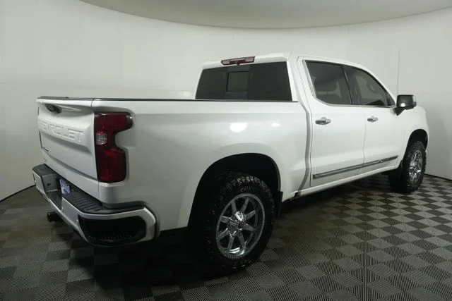 Used 2022 Iridescent Pearl Tricoat Chevrolet High Country image 3