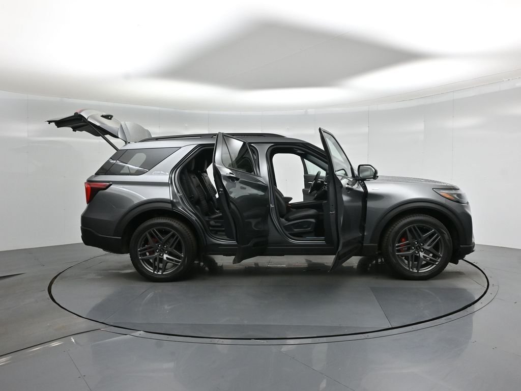 New 2026 Carbonized Gray Metallic Ford ST-Line image 4