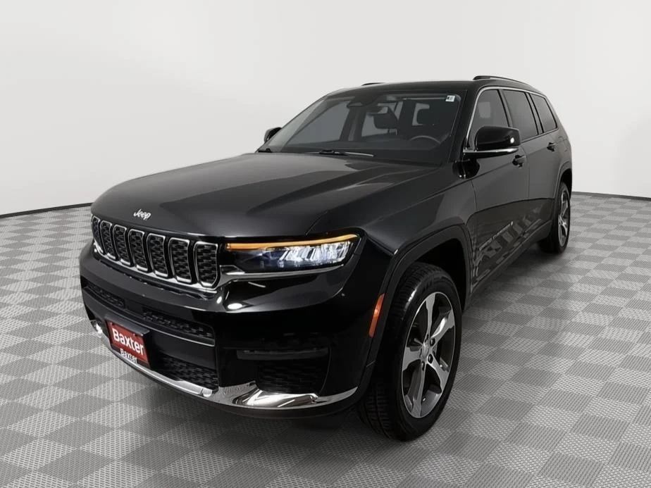 Used 2023 Diamond Black Crystal Pearlcoat Jeep Limited image 7