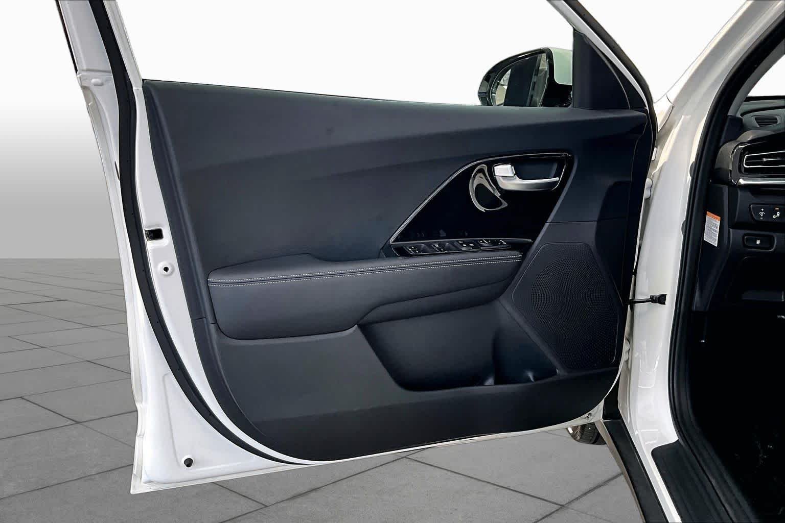 Used 2020 Snow White Pearl Kia Touring image 22