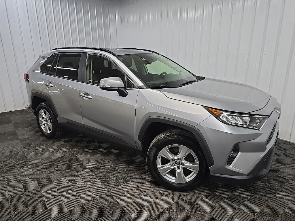 Used 2019 Silver Toyota XLE image 7