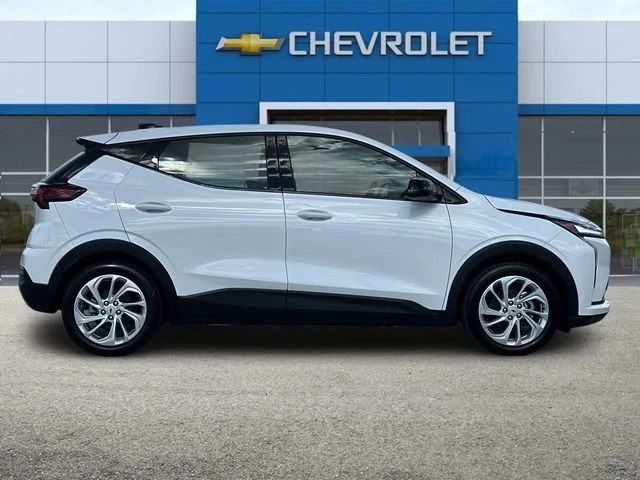 New 2027 Summit White Chevrolet LT image 3