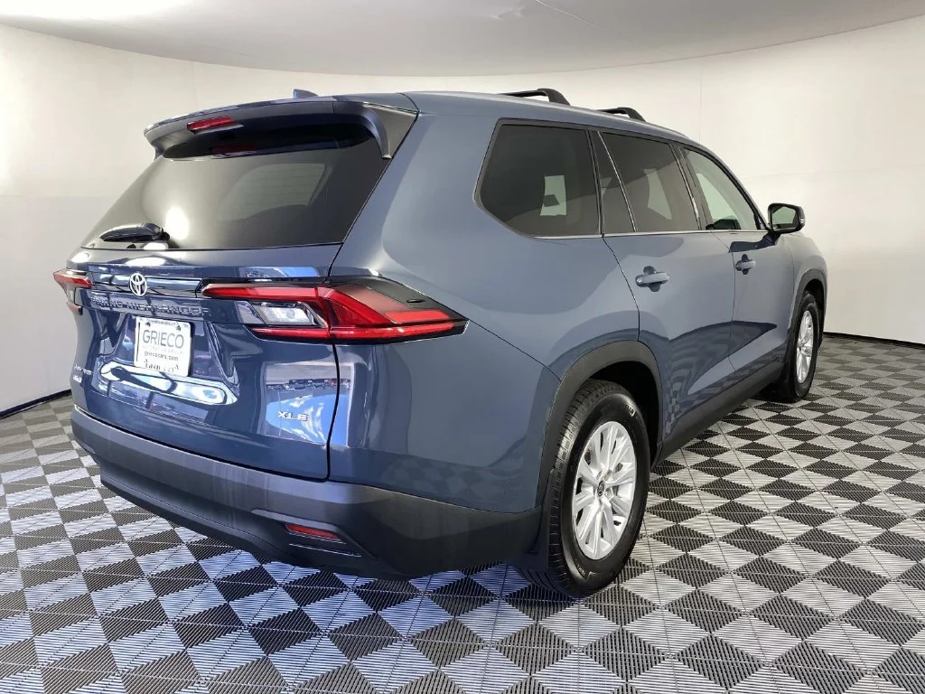 Used 2025 Cloud Toyota XLE image 9
