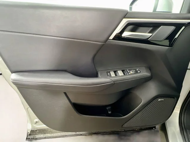 Used 2025 Silver Mitsubishi SE image 32