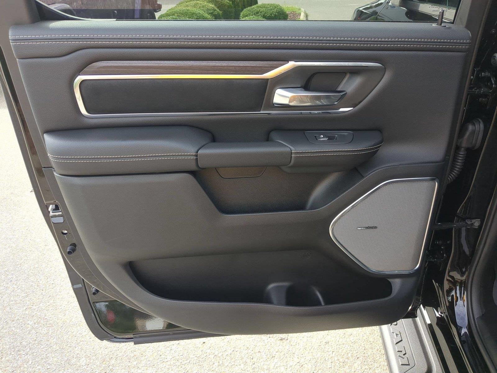 New 2026 Diamond Black Crystal Pearl-Coat Exterior Paint RAM Laramie image 26