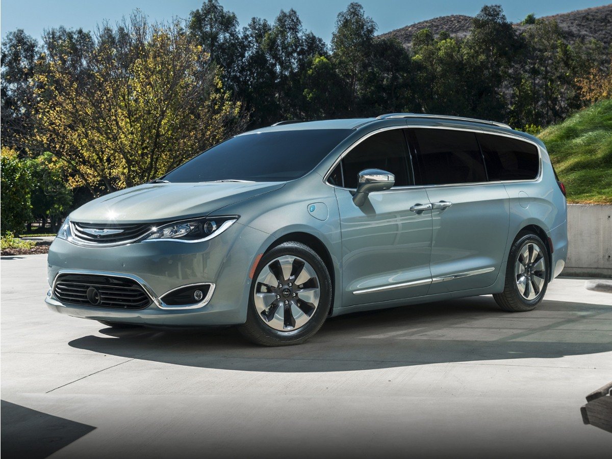 2017 Chrysler Pacifica Hybrid Platinum's photo