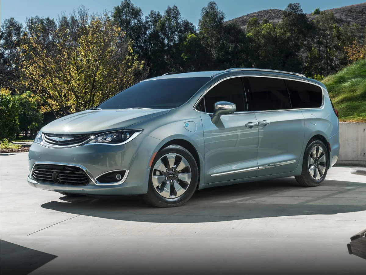 2018 Chrysler Pacifica Hybrid Touring L's photo