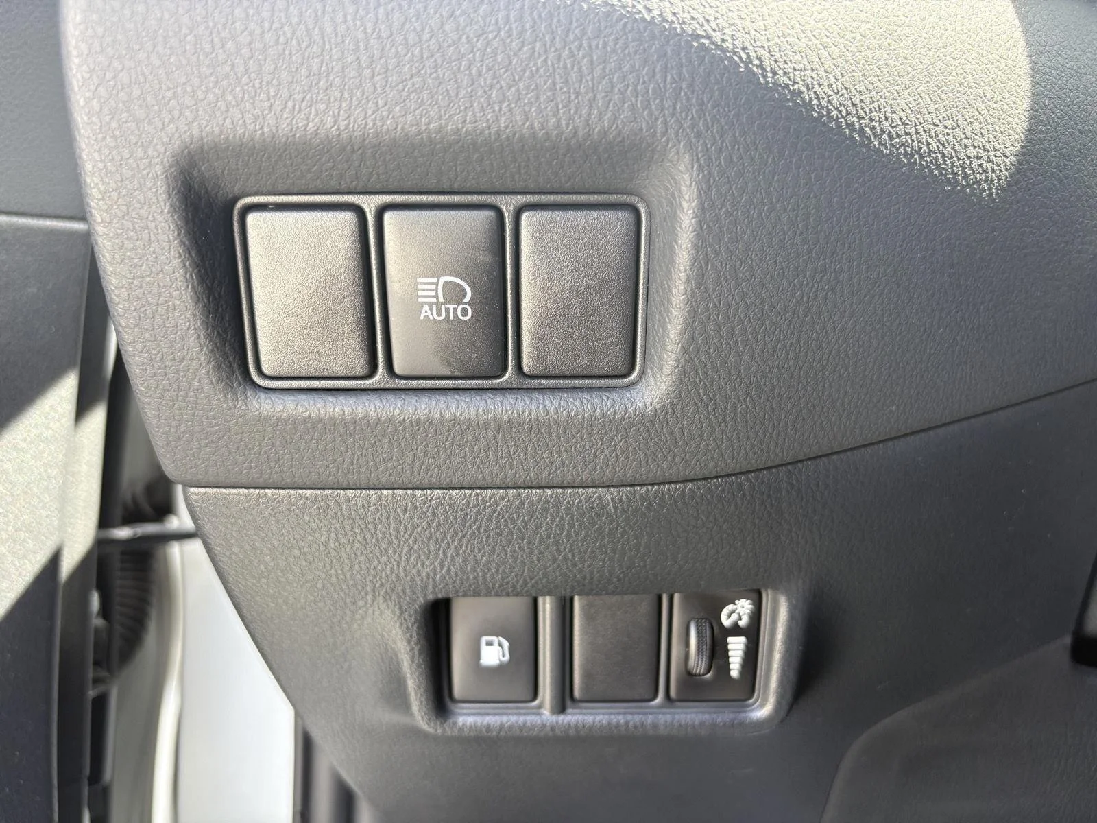 Used 2019 WHITE Toyota XLE image 19