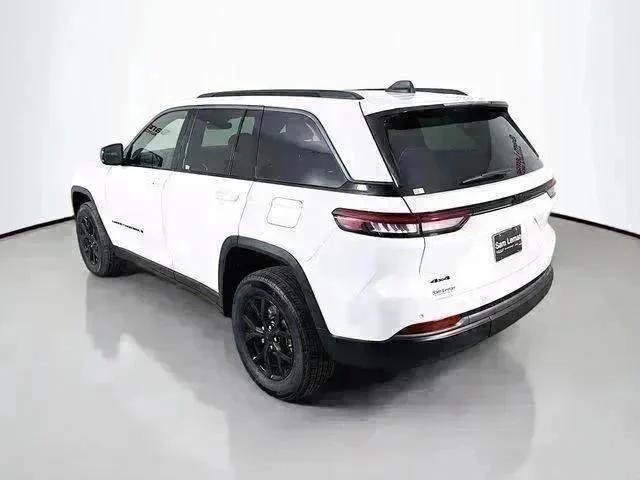 New 2026 Bright White Clear-Coat Exterior Paint Jeep Laredo image 5