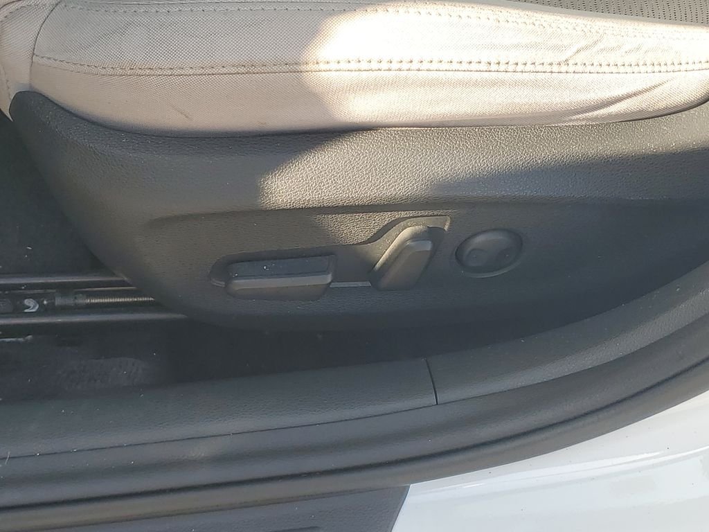 Used 2018 White Hyundai SEL image 16
