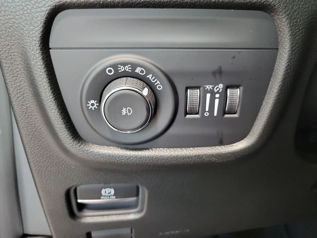 New 2026 Diamond Black Crystal Pearlcoat Jeep Limited image 14