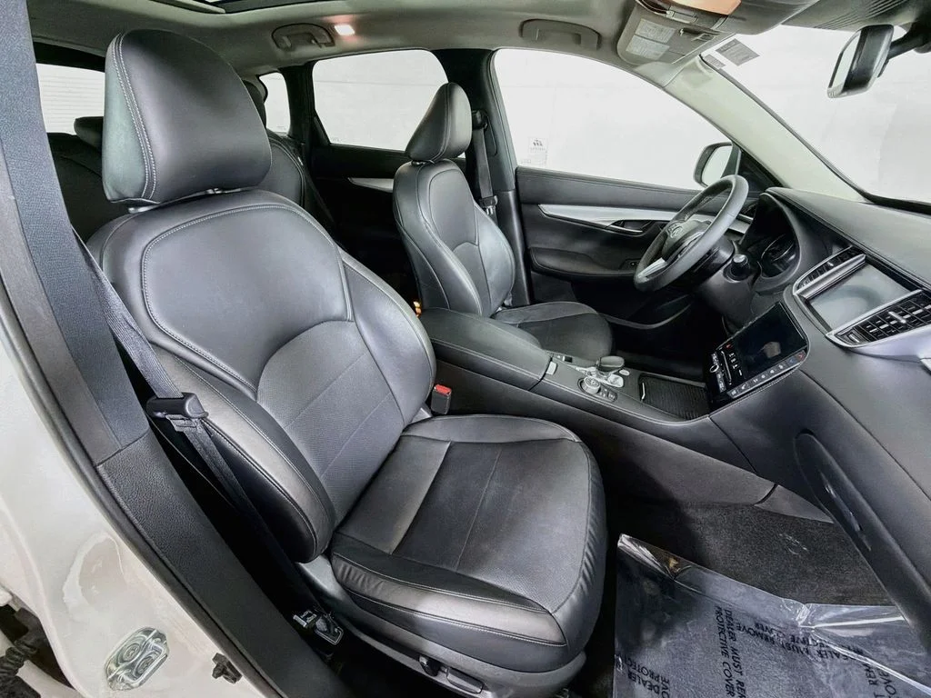 Used 2022 White INFINITI ESSENTIAL image 29