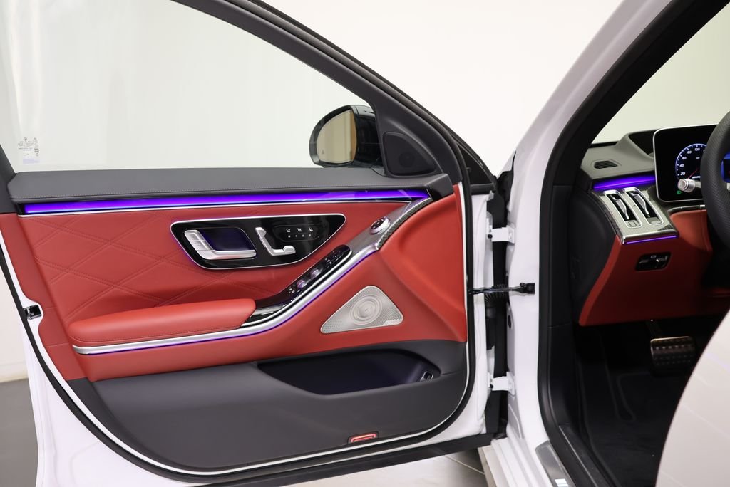 New 2026 MANUFAKTUR Moonlight White Metallic Mercedes-Benz S 63 E AMG® image 31