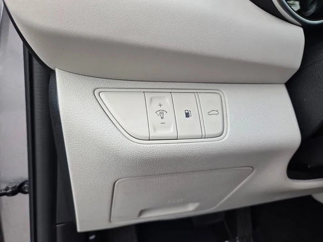 Used 2025 Silver Genesis 2.5T image 22