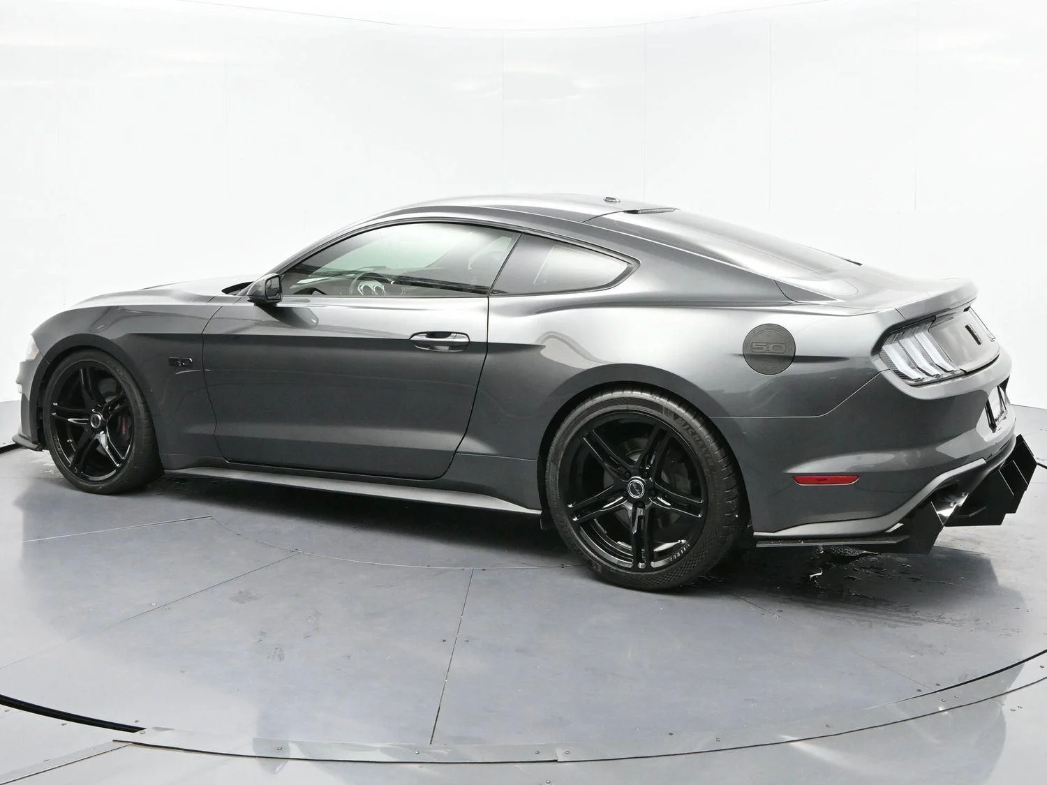 Used 2018 Magnetic Ford GT Premium image 5