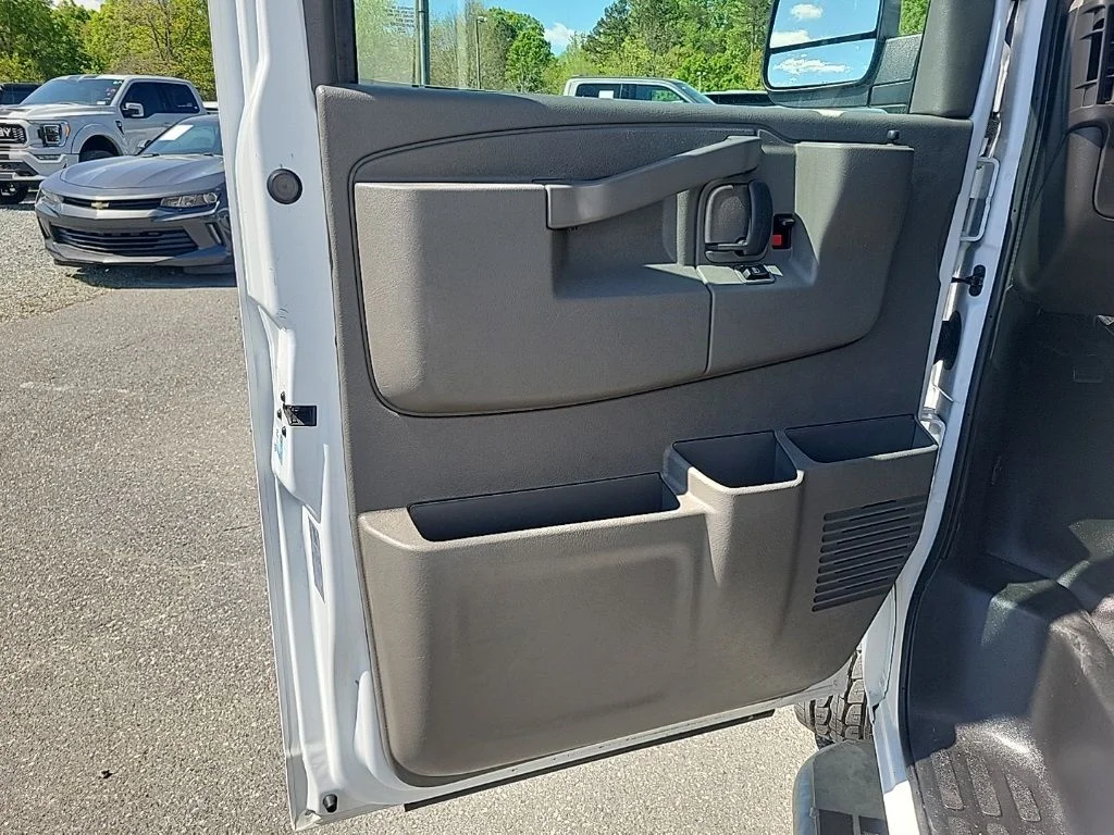 Used 2023 White GMC Work Van image 18