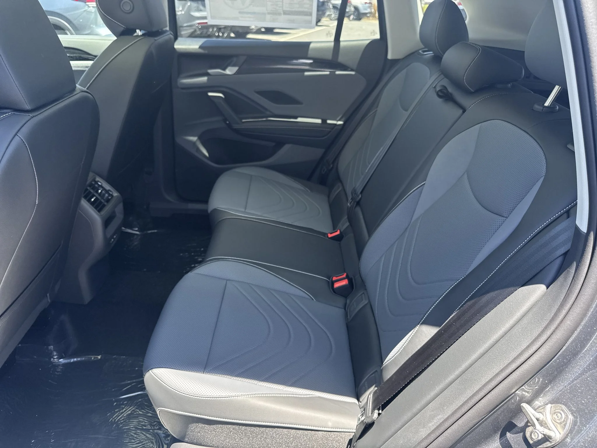 New 2026 Platinum Gray Metallic Volkswagen SE image 31
