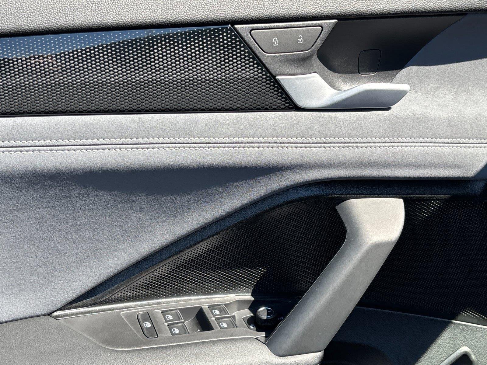 2025 Volkswagen Tiguan SE - Photo 14