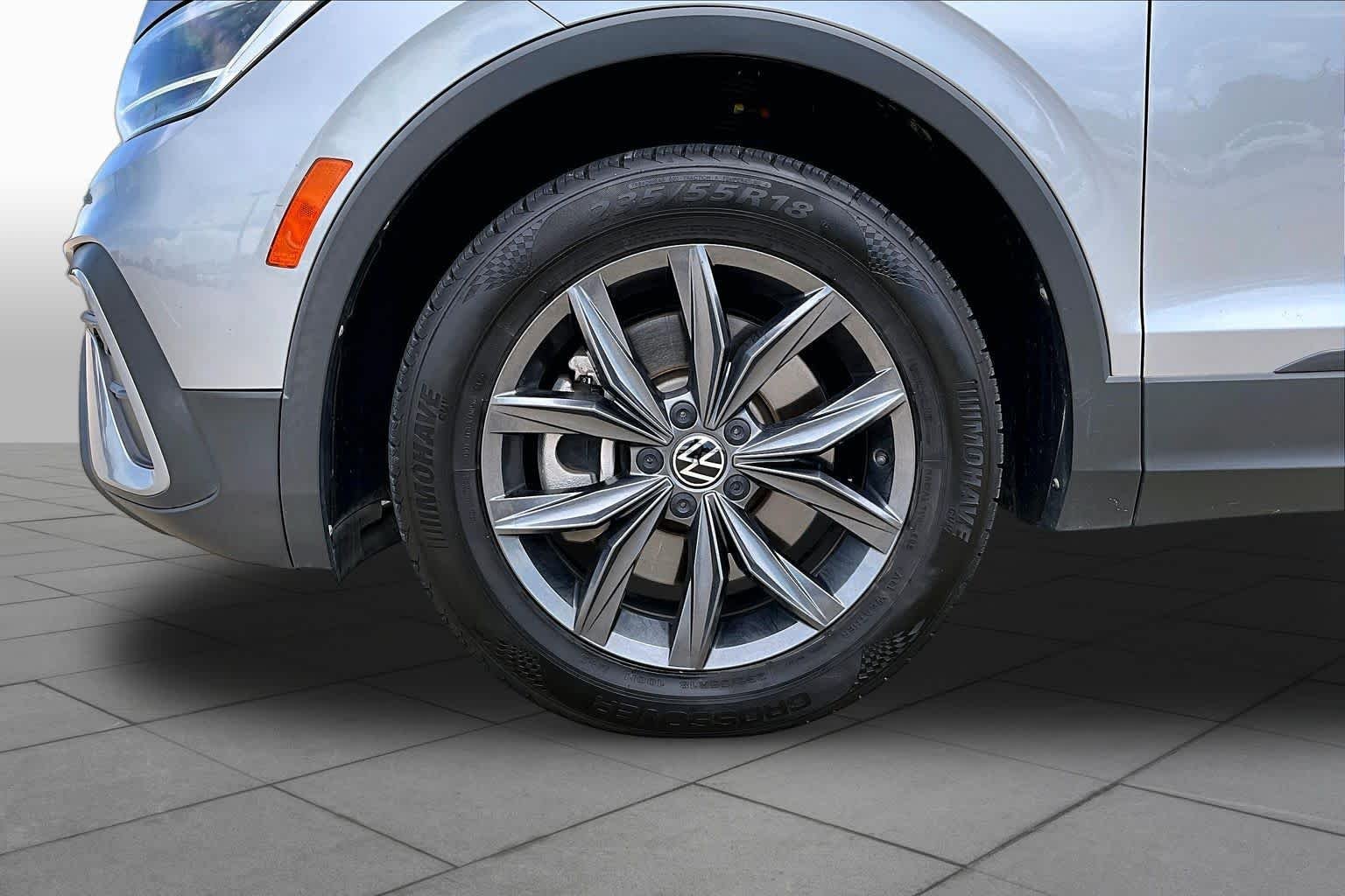 Used 2022 Pyrite Silver Metallic Volkswagen SE image 10