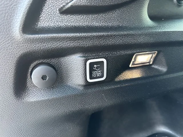 Used 2023 White Jeep Altitude image 39
