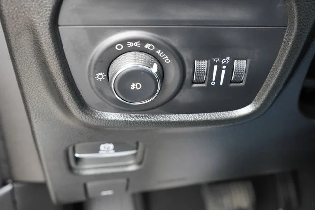 Used 2025 White/off-white Jeep Limited image 27