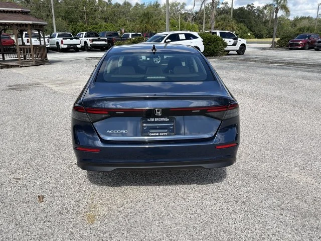 Used 2025  Honda SE image 5