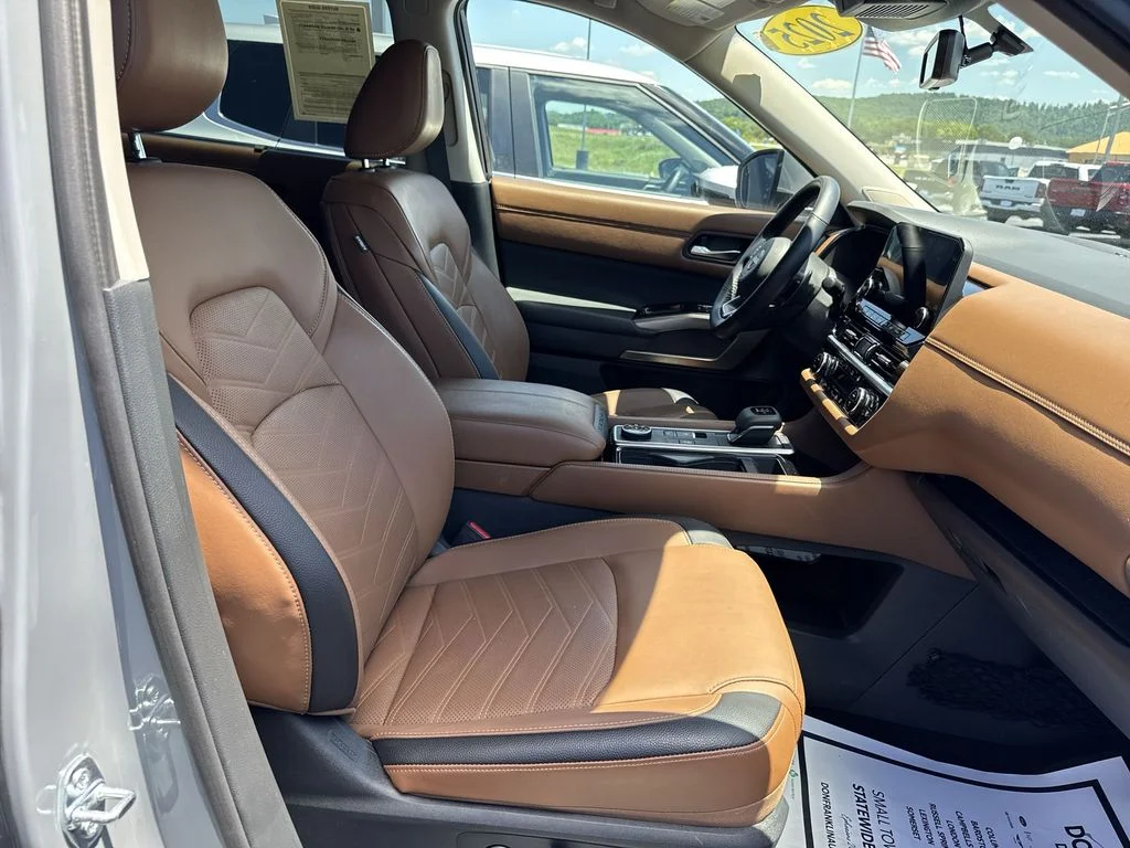 Used 2025 Gray Nissan Platinum image 26
