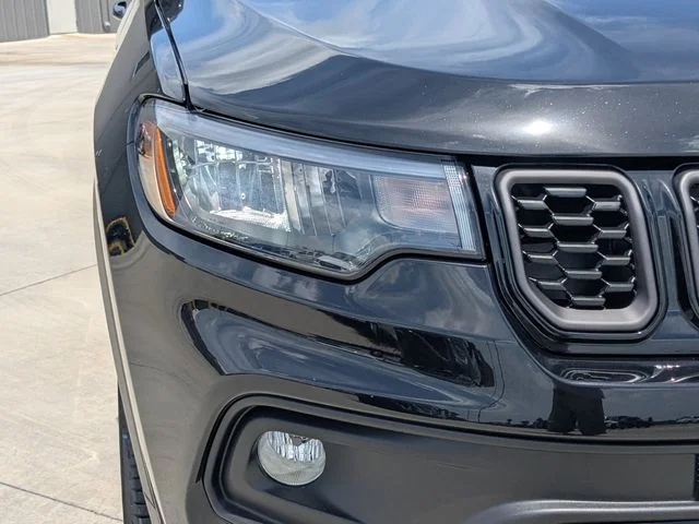 New 2026 Diamond Black Crystal Pearl-Coat Exterior Paint Jeep Latitude image 9