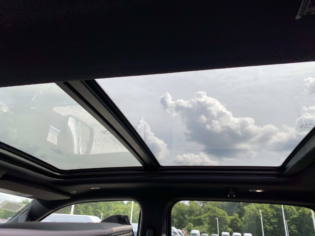 New 2026 Bright White Clear-Coat Exterior Paint Ram Laramie image 8