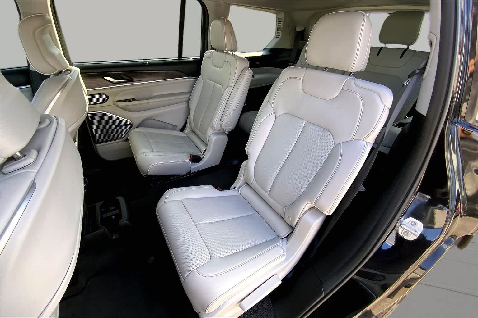 Used 2021 Diamond Black Crystal Pearlcoat Jeep Overland image 41