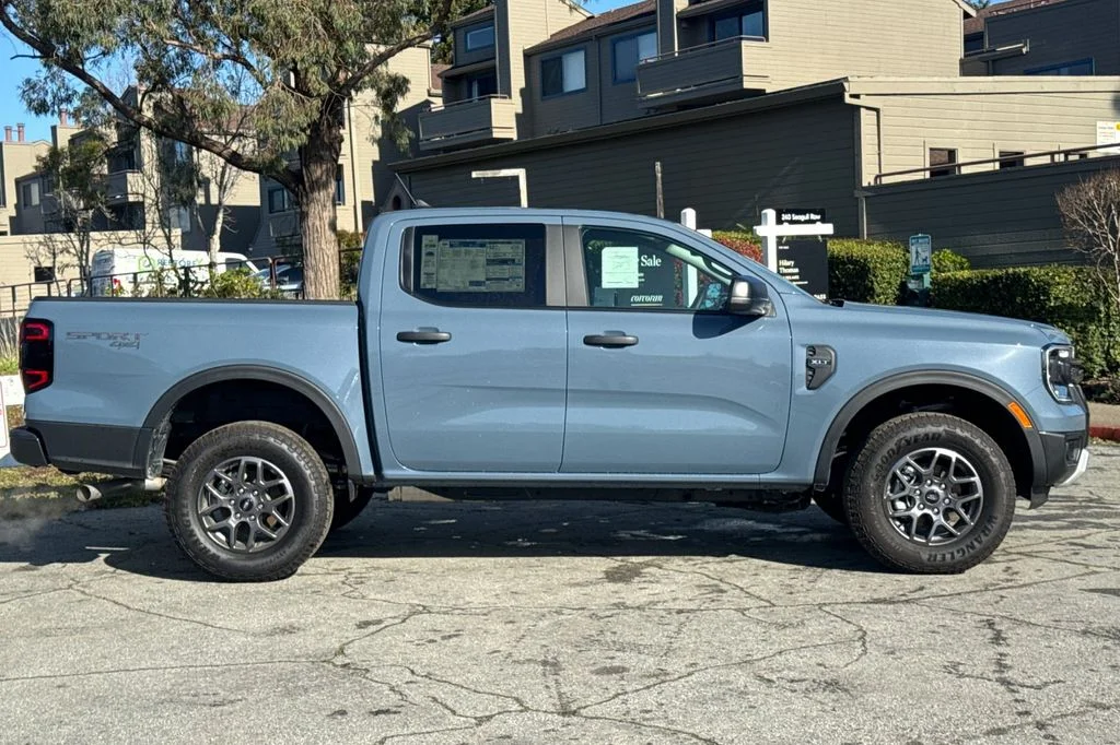 New 2025 Azure Gray Metallic Ford XLT image 3