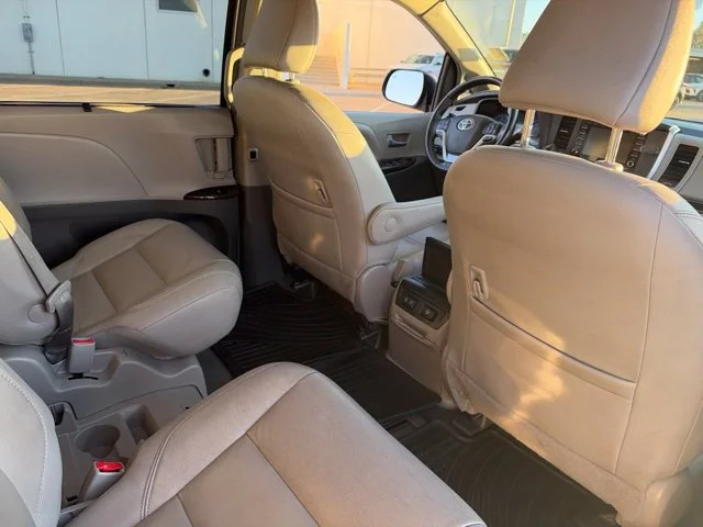 Used 2018 Silver Toyota XLE image 19