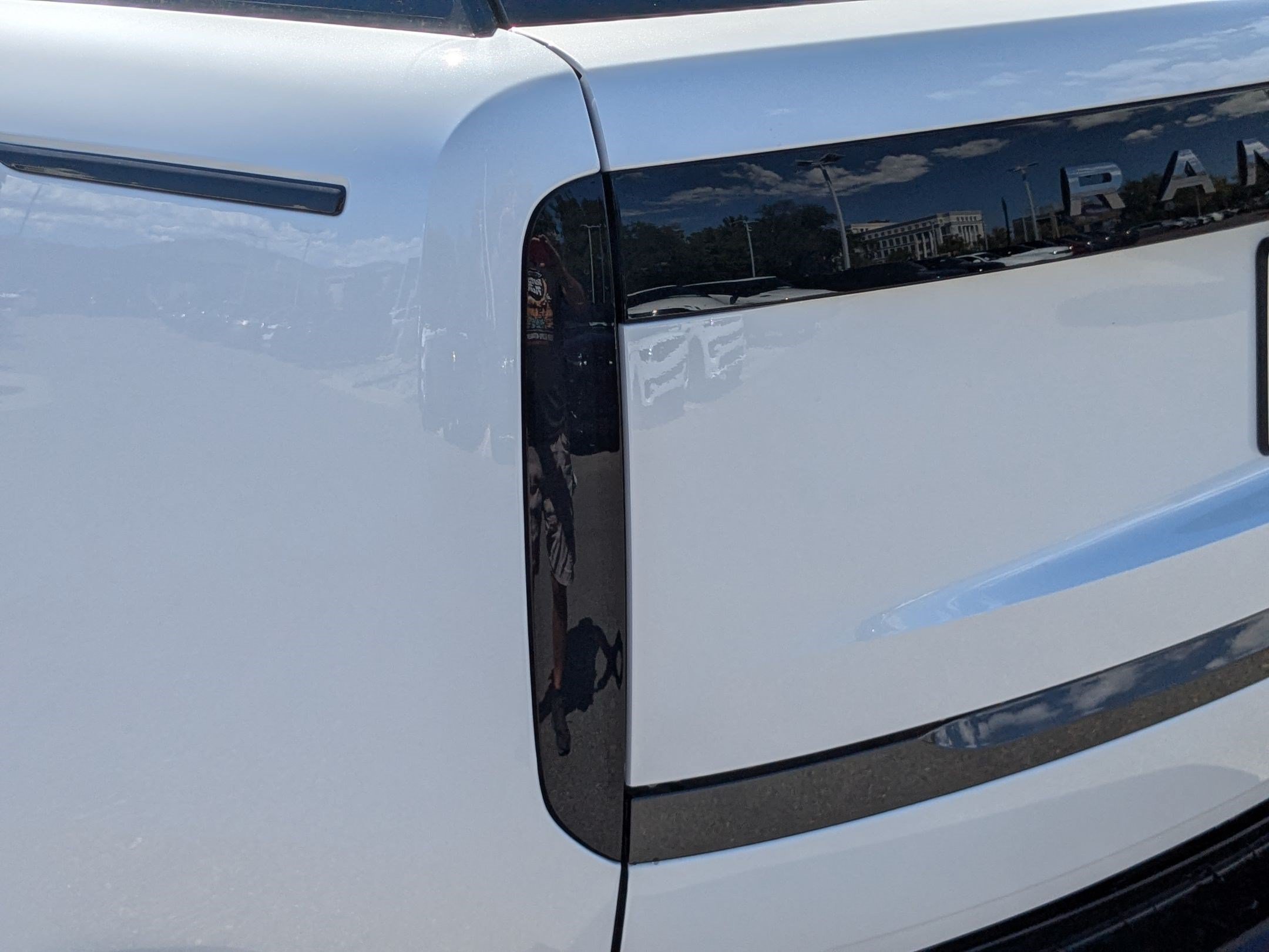 New 2026 Ostuni Pearl White Land Rover P530 SE image 11