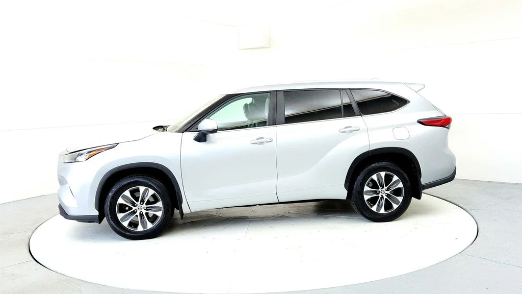 Used 2023 Silver Toyota XLE image 3
