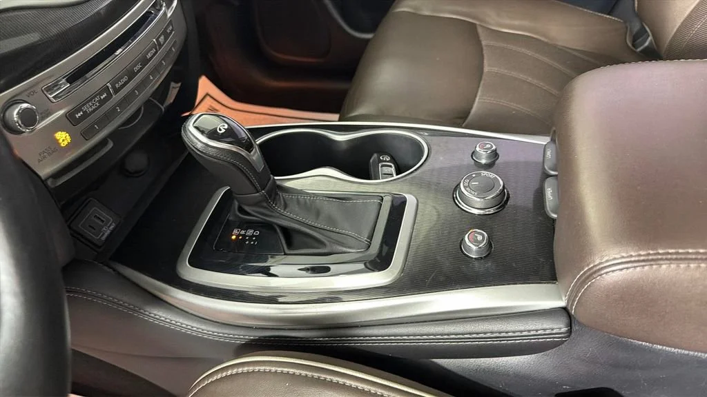 Used 2019 White INFINITI LUXE image 23