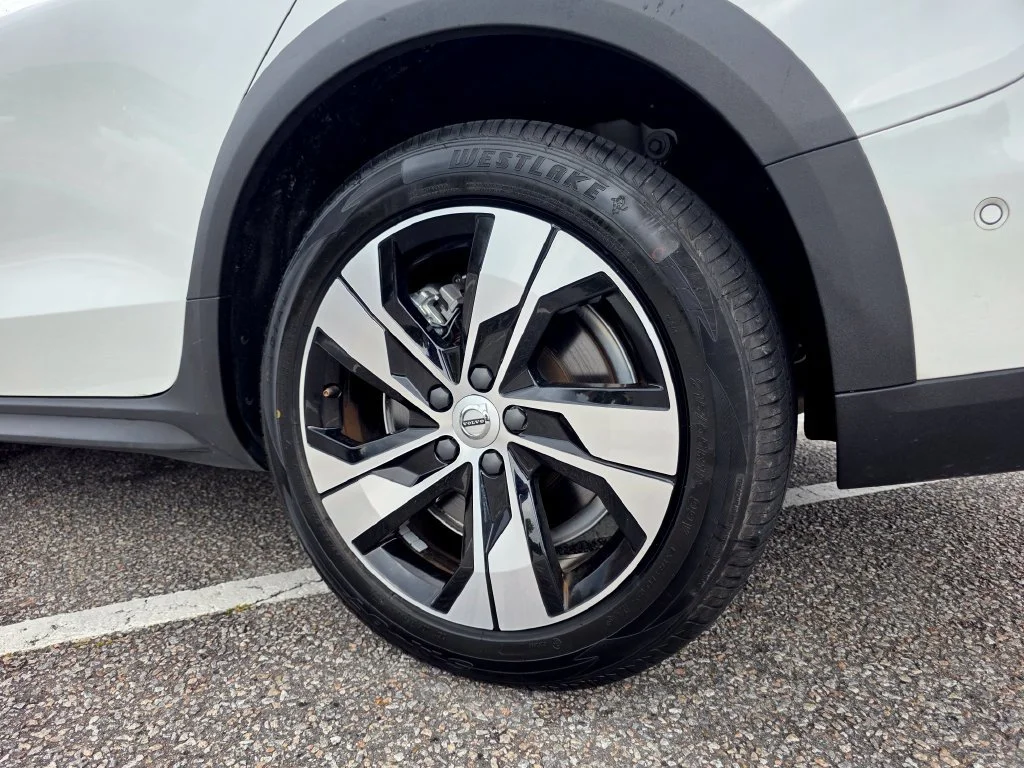Used 2025  Volvo Plus image 33