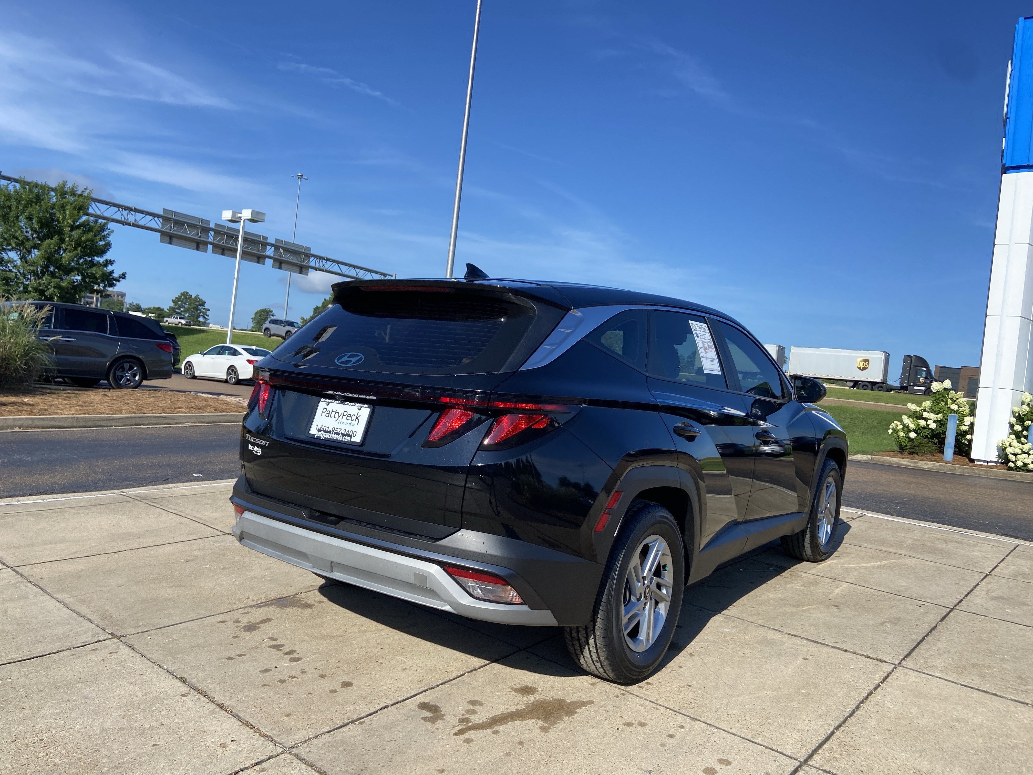 Used 2025 Phantom Black Hyundai SE image 11