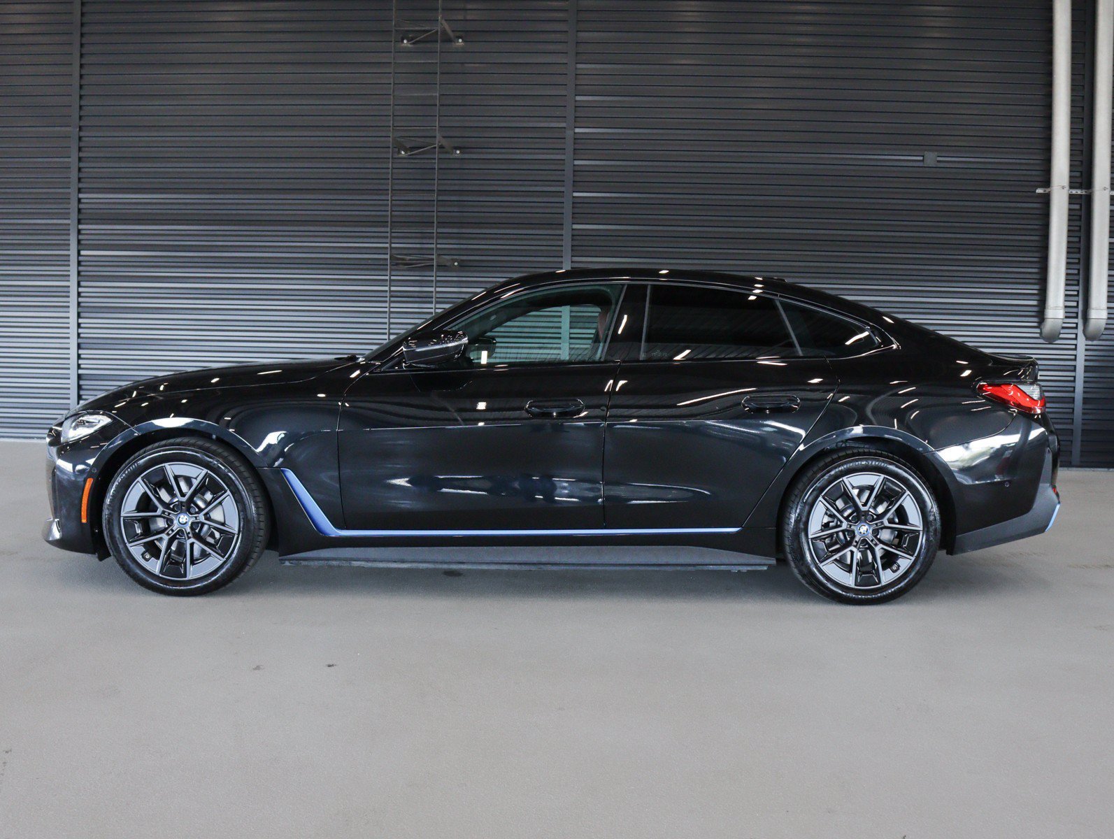 Used 2022 Black Sapphire Metallic BMW eDrive40 image 11
