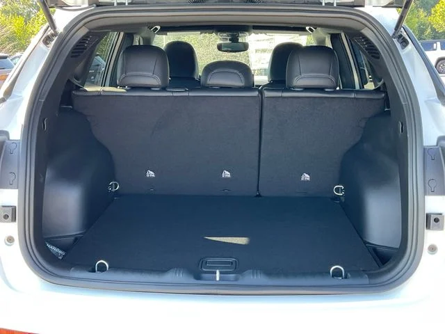 New 2026 Bright White Clearcoat Jeep Latitude image 25