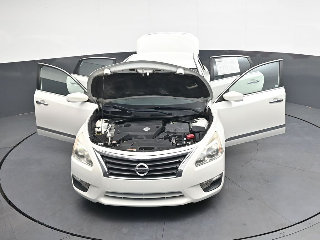 Used 2014 White Nissan 2.5 S image 42